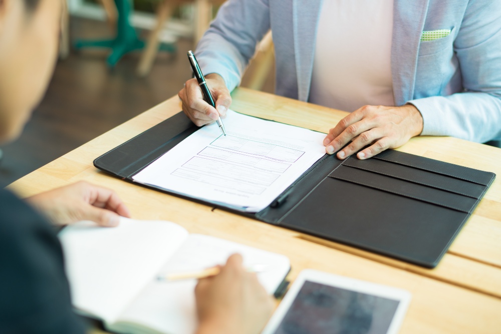 Checklist for before hiring an attorney in Nevada and California covering admission, discipline and insurance disclosure